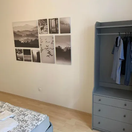 Traveler's Shelter - By Nahuen グラーツ