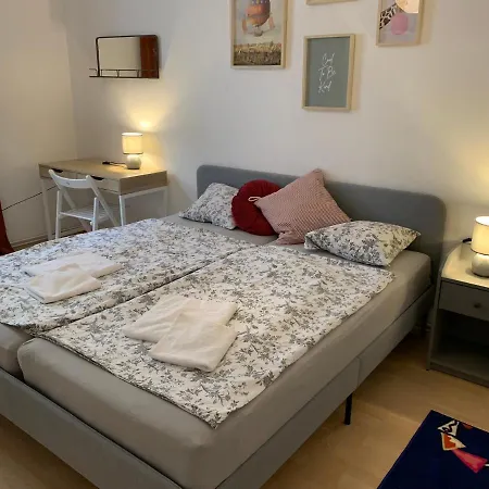 Traveler's Shelter - By Nahuen Lejlighed