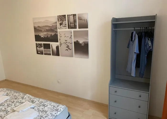 Traveler's Shelter - By Nahuen グラーツ